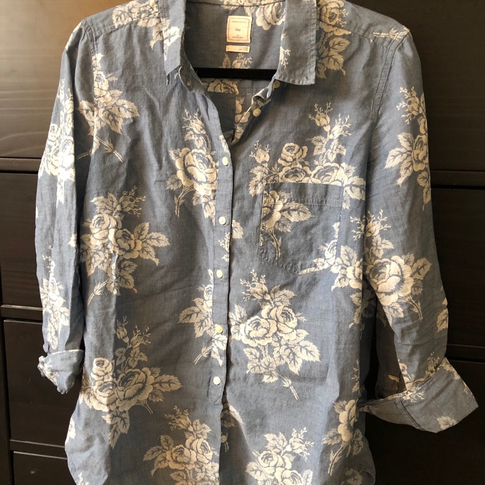 Women’s GAP chambray, tailored button blouse